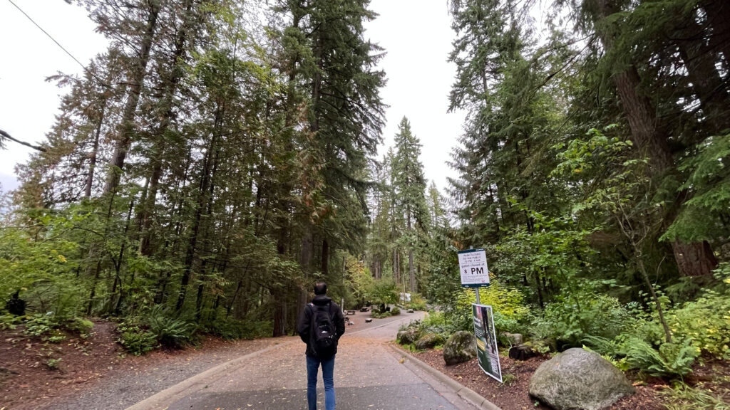 Walking to the Lynn Canyon Suspension Bridge from the Lynn Canyon Park parking lot (North Vancouver, BC, Canada)