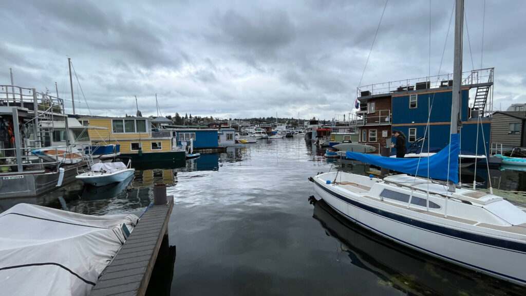 Floating homes and boats in Seattle, WA