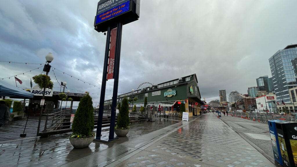 Up ahead is Pier 56 which has Elliot's Oyster House among other things