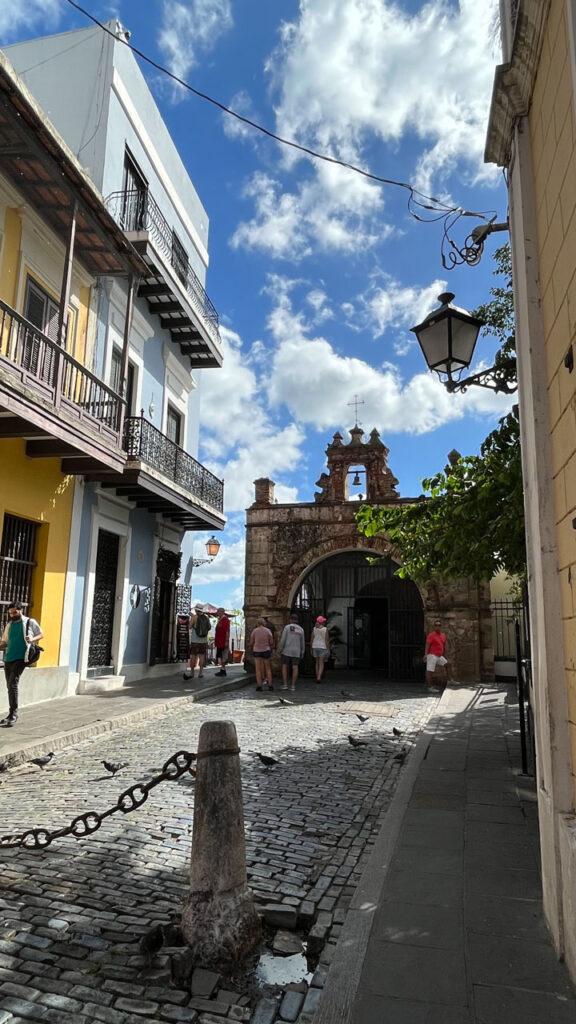 Near the end of Calle del Santo Cristo we came to Capilla del Santo Cristo de la Salud, and right next to that, on the right, is Parque de las Palomas (Pigeon Park) in San Juan, Puerto Rico